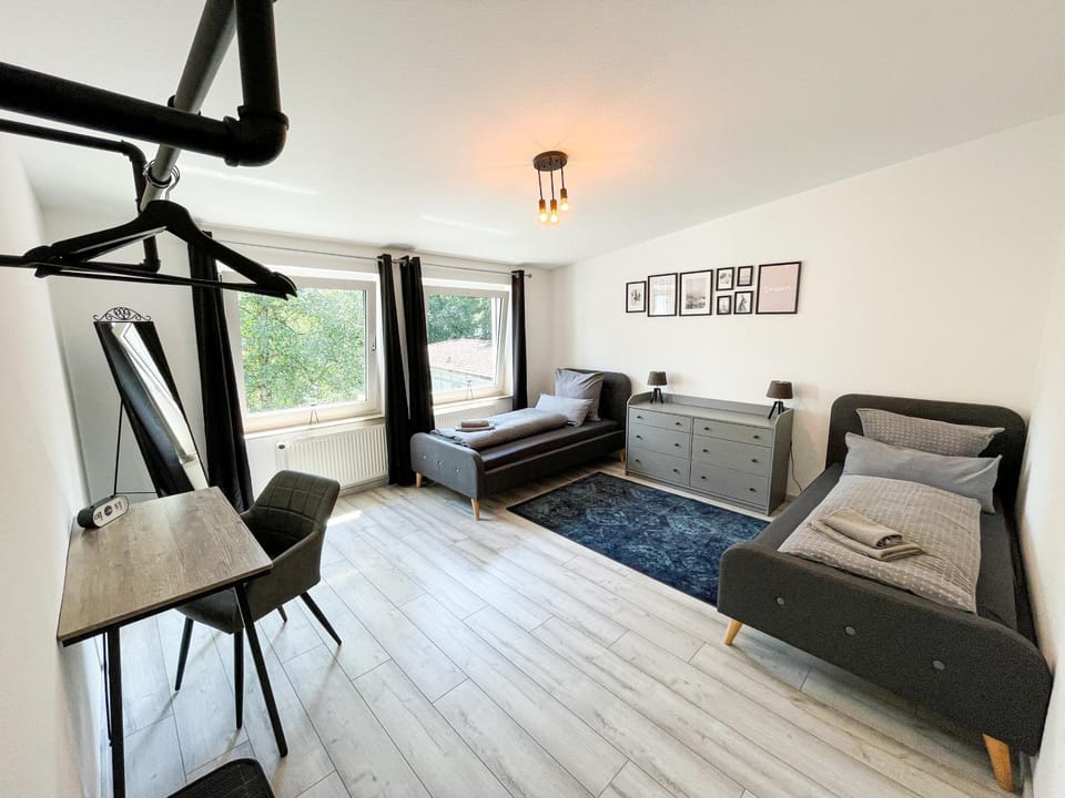 Bed, TV and multimedia, Photo of the whole room, Seating area, Bedroom
