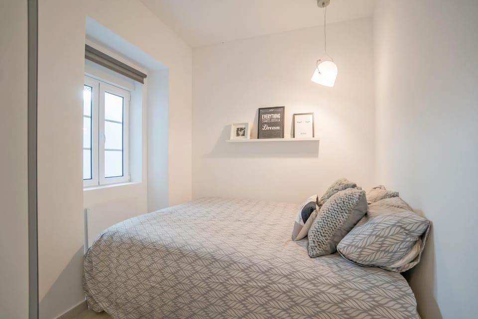 Bed, Photo of the whole room, Decorative detail, Bedroom
