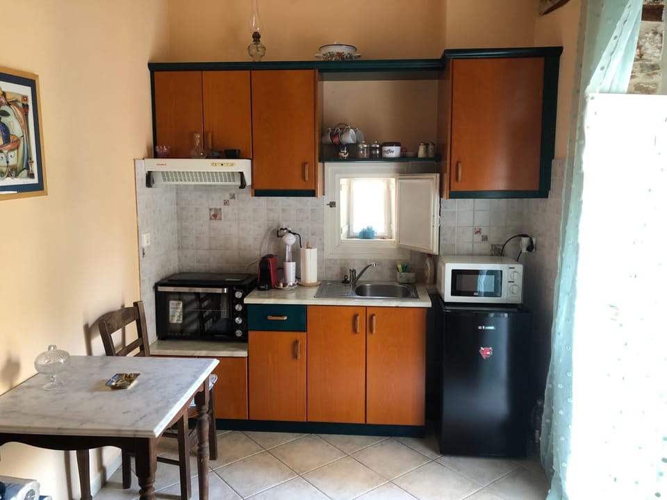 Coffee/tea facilities, Kitchen or kitchenette, microwave, oven, stove