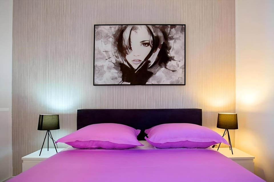 Bed, Photo of the whole room, Decorative detail, Bedroom