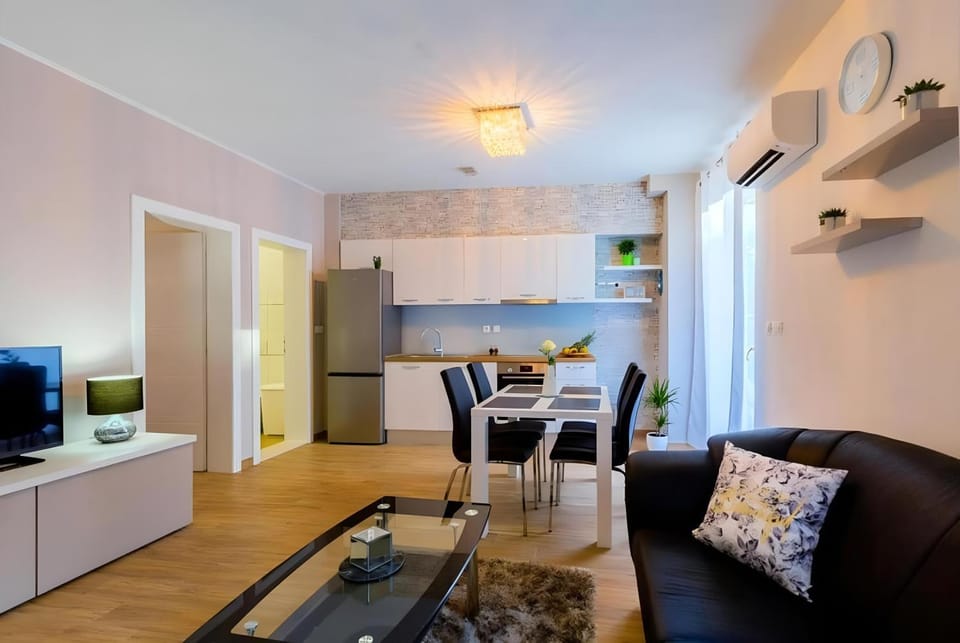 TV and multimedia, Kitchen or kitchenette, Living room, Seating area, Dining area, oven