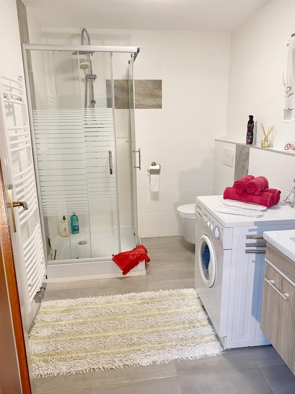 Shower, Bathroom, towels, washing machine