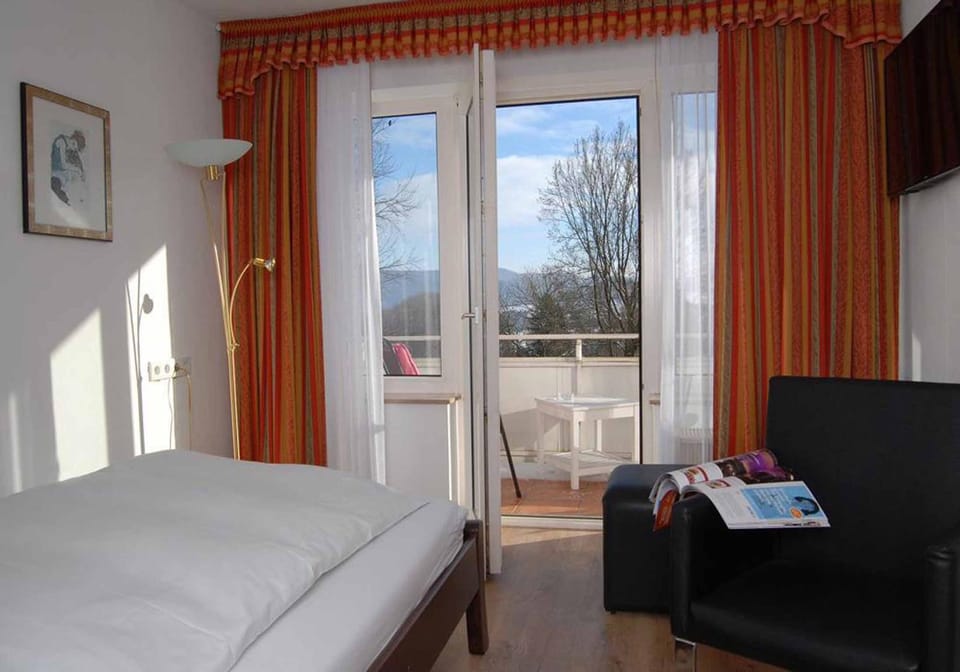 Bed, Balcony/Terrace, Photo of the whole room, Bedroom