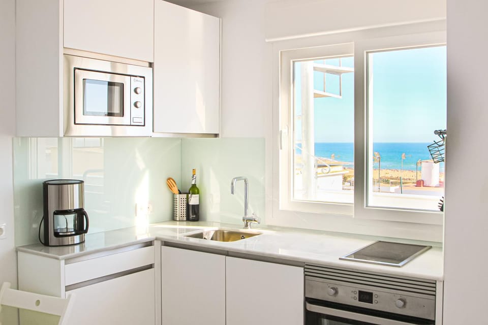 Coffee/tea facilities, Kitchen or kitchenette, minibar, stove