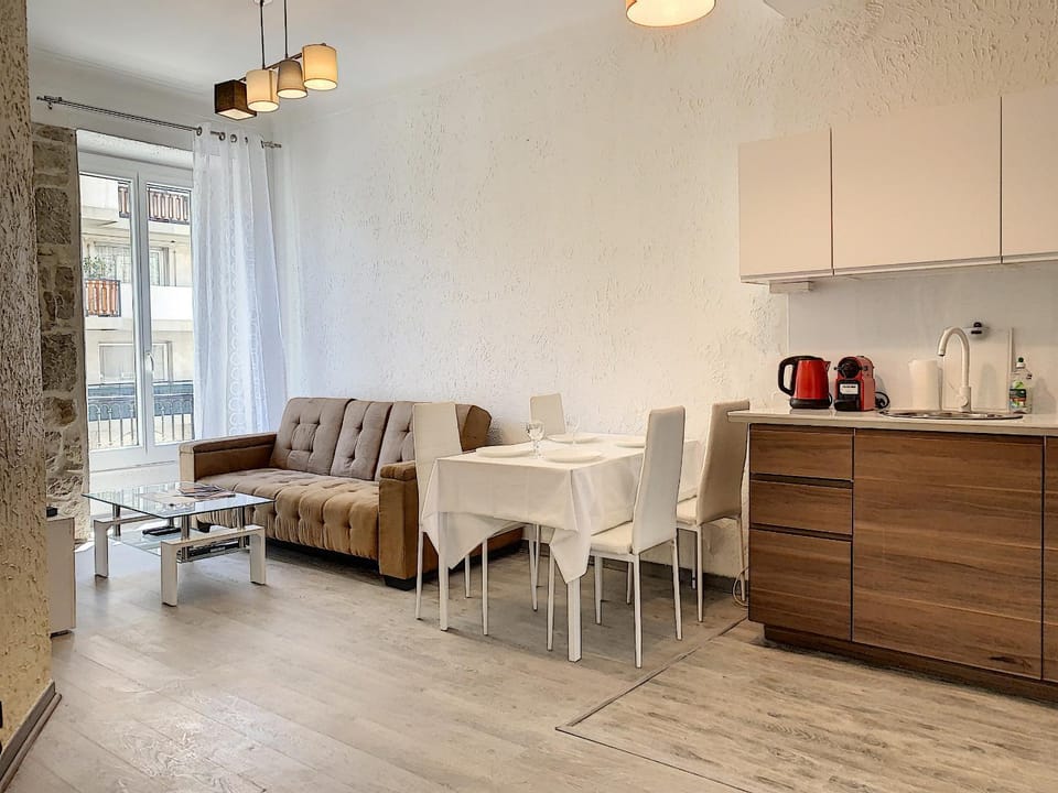 TV and multimedia, Coffee/tea facilities, Kitchen or kitchenette, Living room, Seating area, Dining area