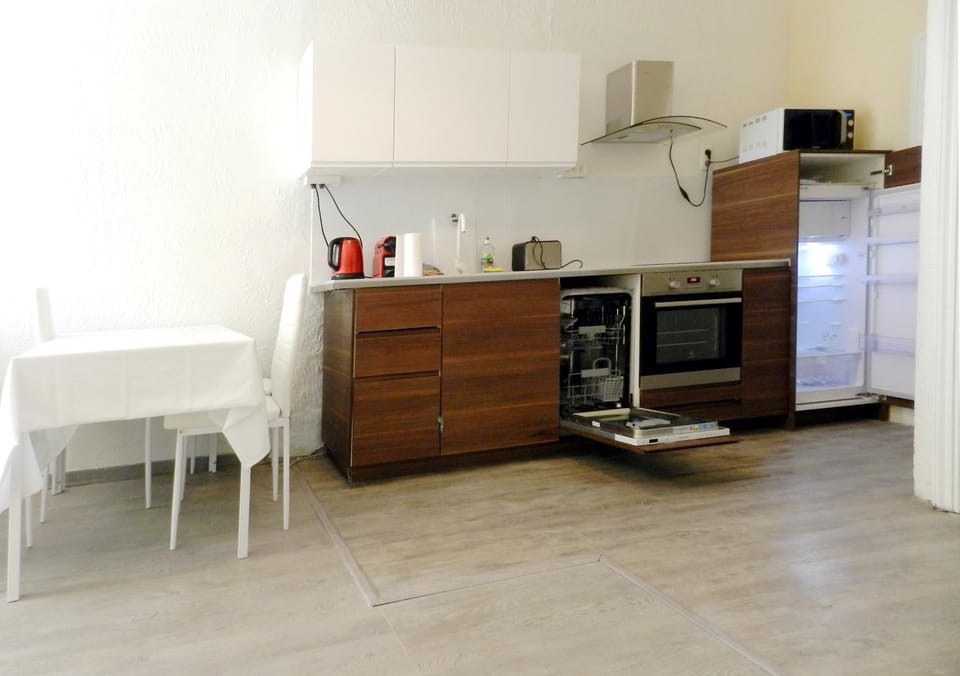 Coffee/tea facilities, Kitchen or kitchenette, Dining area