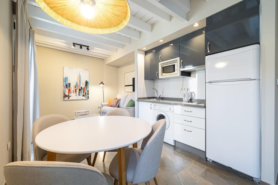 Kitchen or kitchenette, Dining area