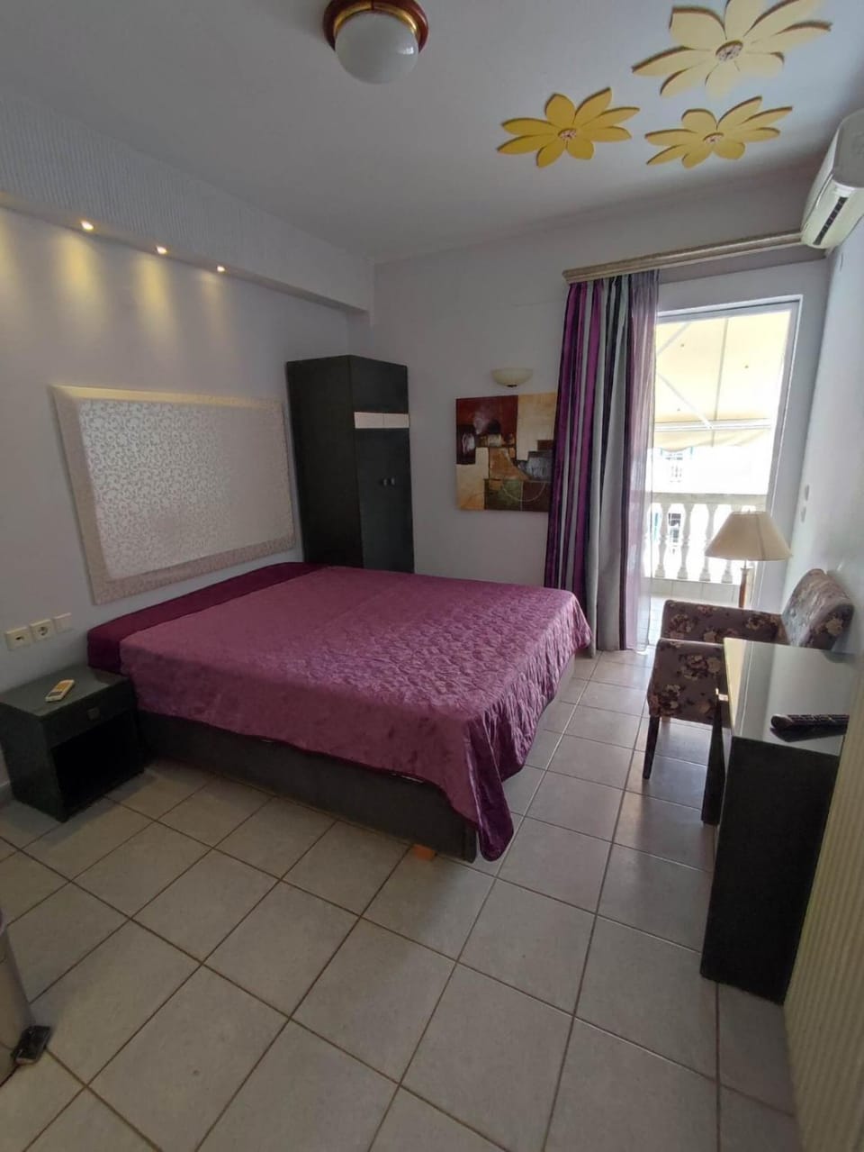 Bed, Photo of the whole room, hair dresser