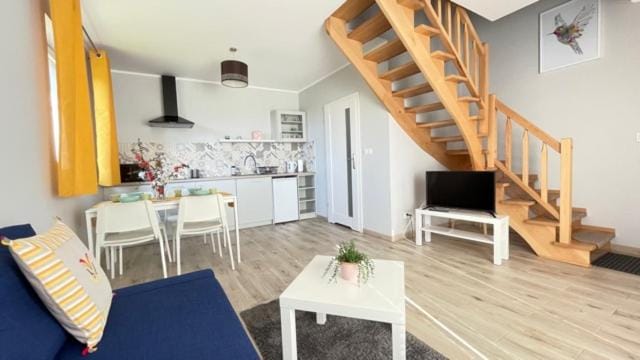 TV and multimedia, Living room, Seating area, Dining area