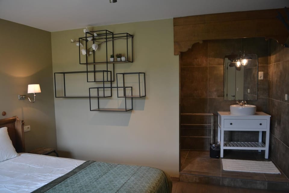 Bed, Bathroom, Photo of the whole room