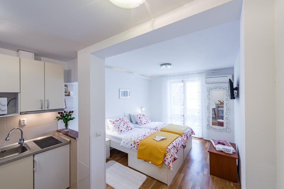 Kitchen or kitchenette, Photo of the whole room, Bedroom