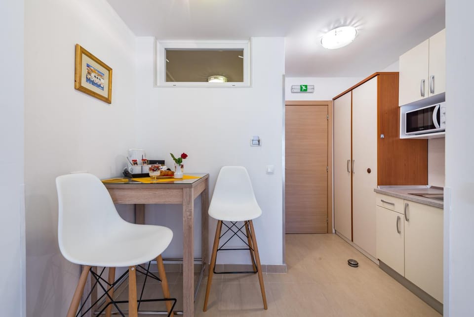 Kitchen or kitchenette, Dining area