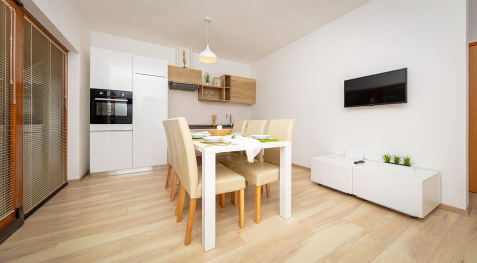 TV and multimedia, Kitchen or kitchenette, Dining area