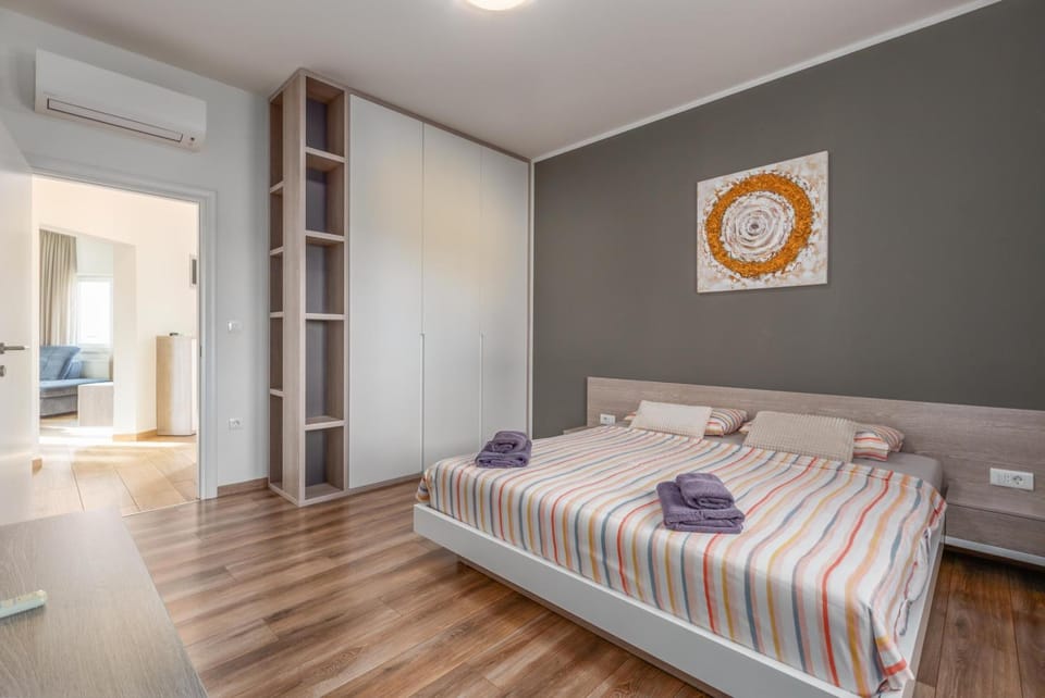 Bed, Photo of the whole room, Bedroom, air conditioner