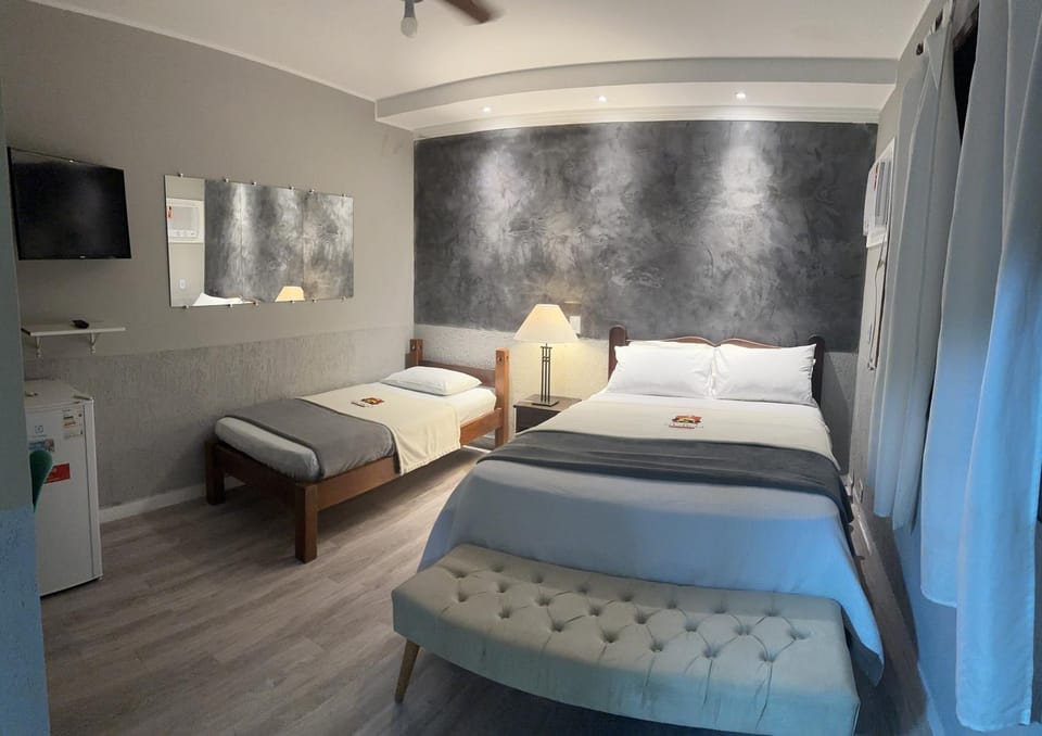 Bed, TV and multimedia, Photo of the whole room, Bedroom, towels