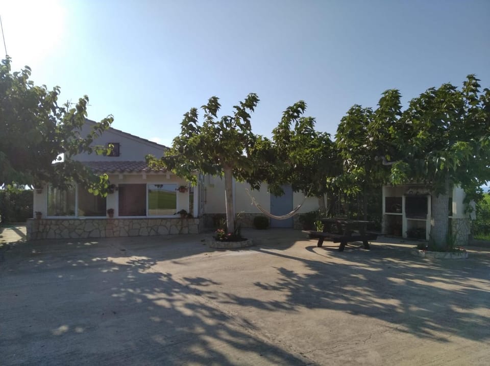 Property building, Garden, Balcony/Terrace