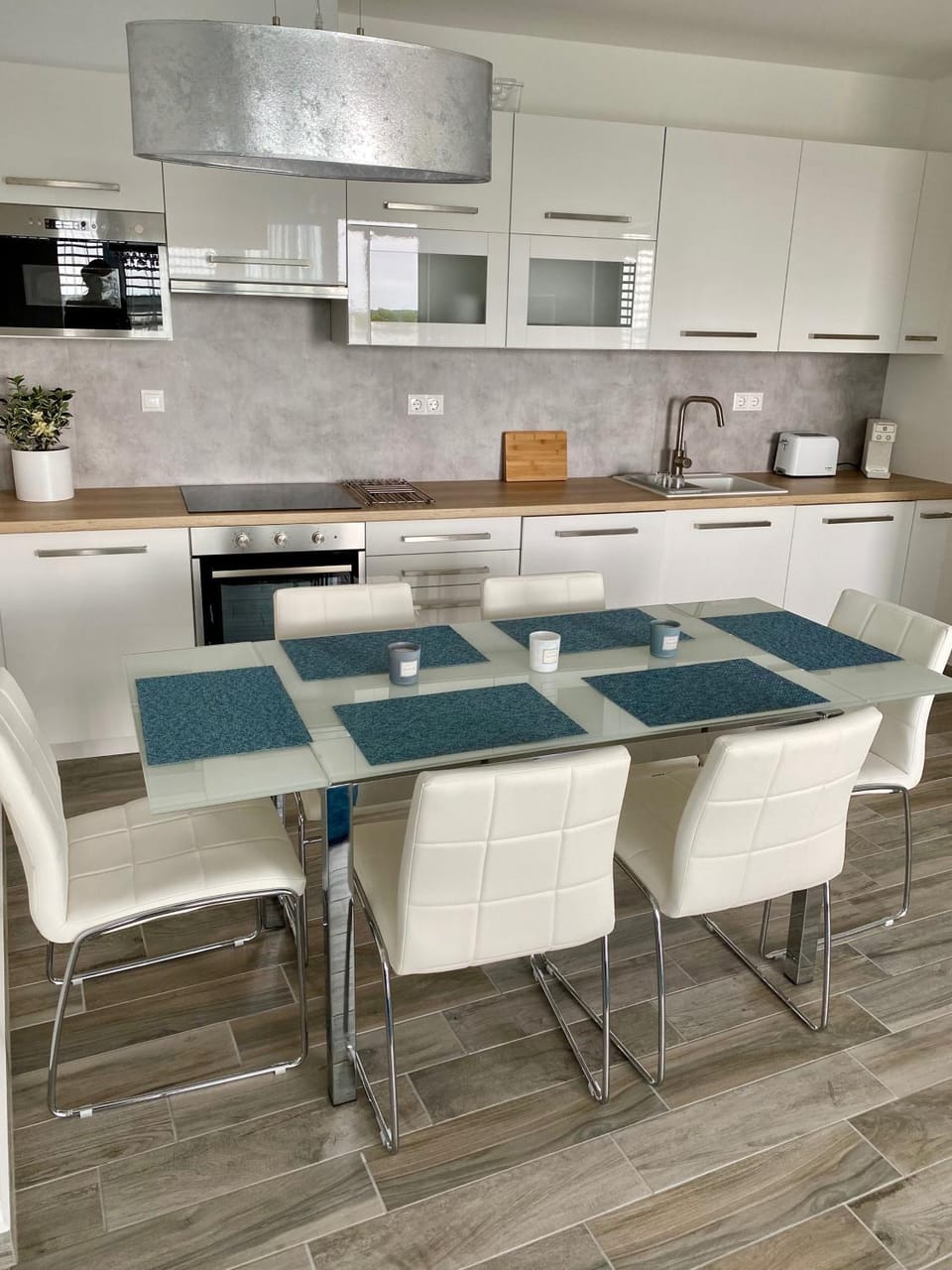 Kitchen or kitchenette, Dining area