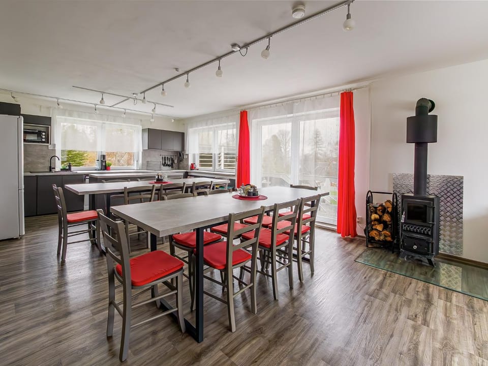 Kitchen or kitchenette, Seating area, Dining area, stove