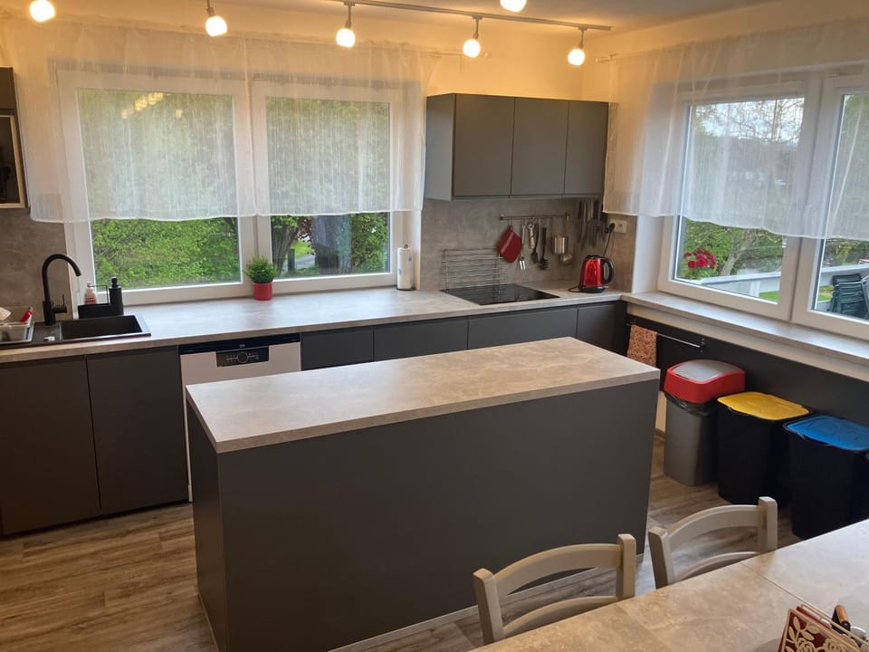 Kitchen or kitchenette, Dining area, minibar