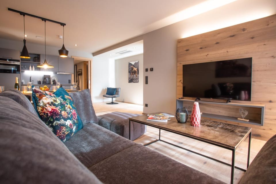 TV and multimedia, Coffee/tea facilities, Kitchen or kitchenette, Living room, Dining area