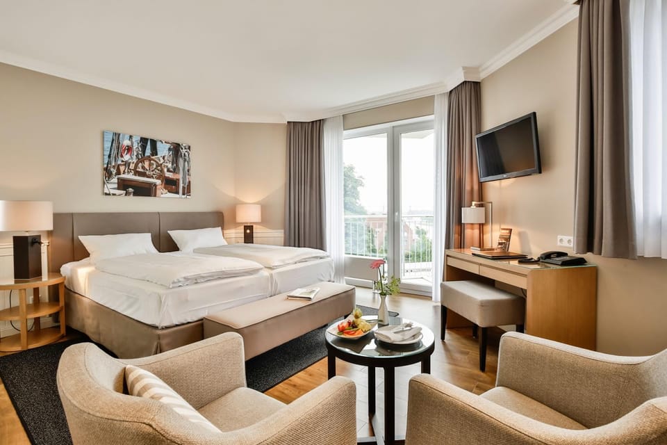 Bed, Photo of the whole room, Seating area, Bedroom