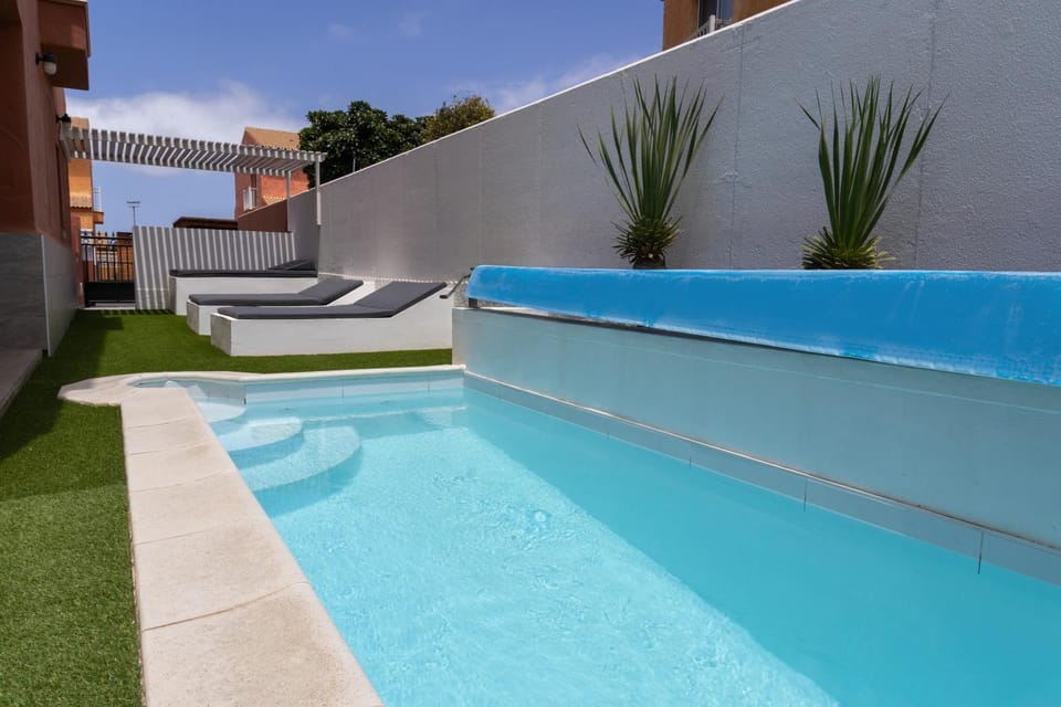 Day, Swimming pool, sunbed
