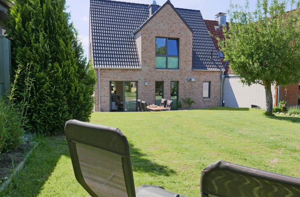 Property building, Day, Garden, Garden view, sunbed