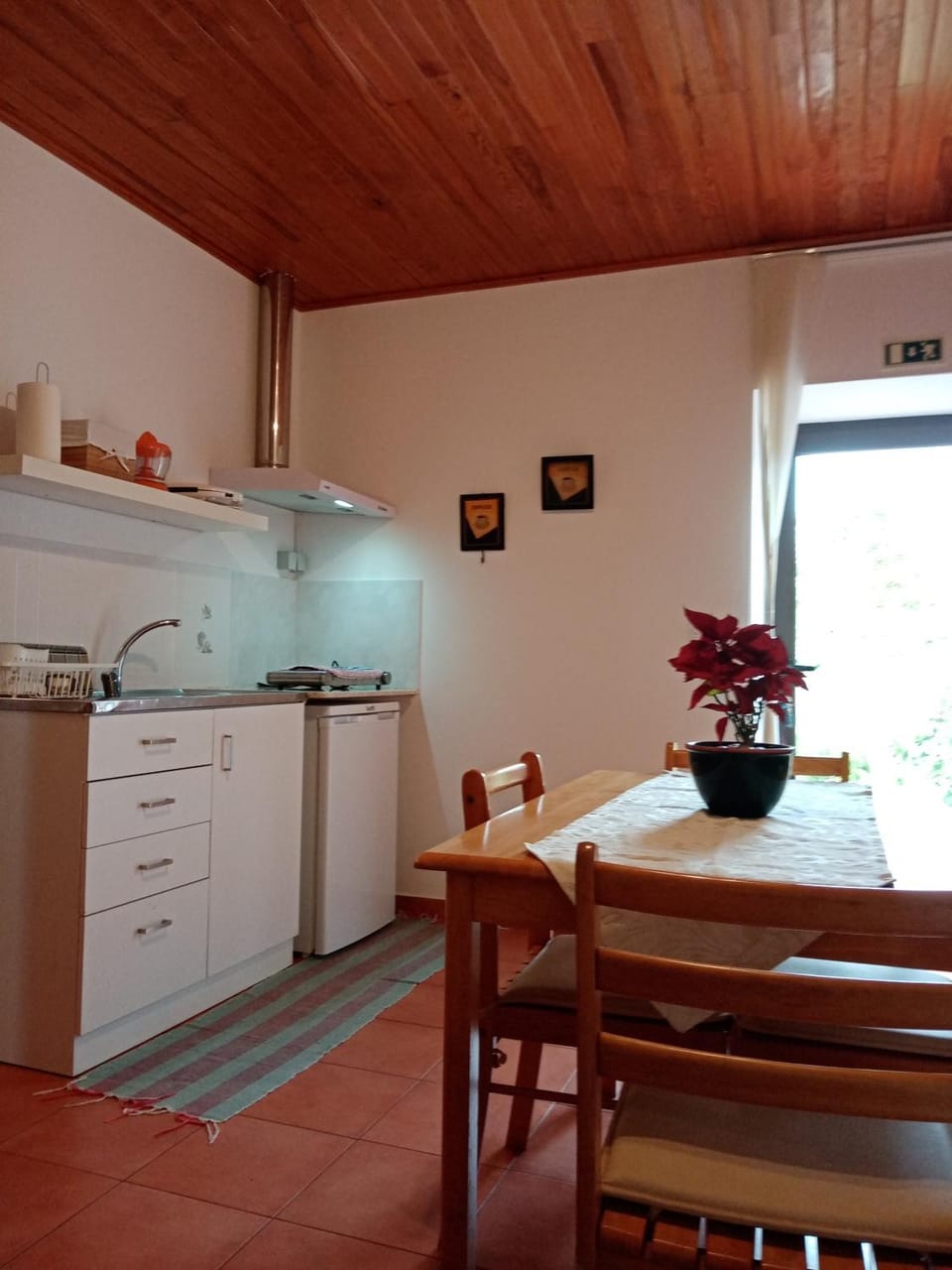 Kitchen or kitchenette, Dining area, minibar, stove