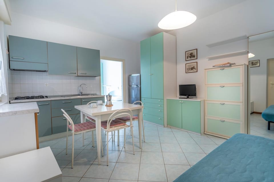 Kitchen or kitchenette, Living room