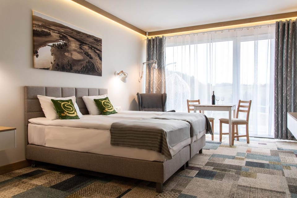 Bed, TV and multimedia, Bedroom