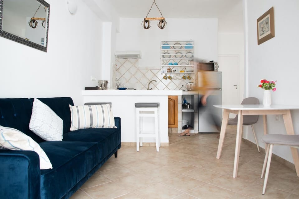 Kitchen or kitchenette, Living room, Seating area, Dining area, minibar