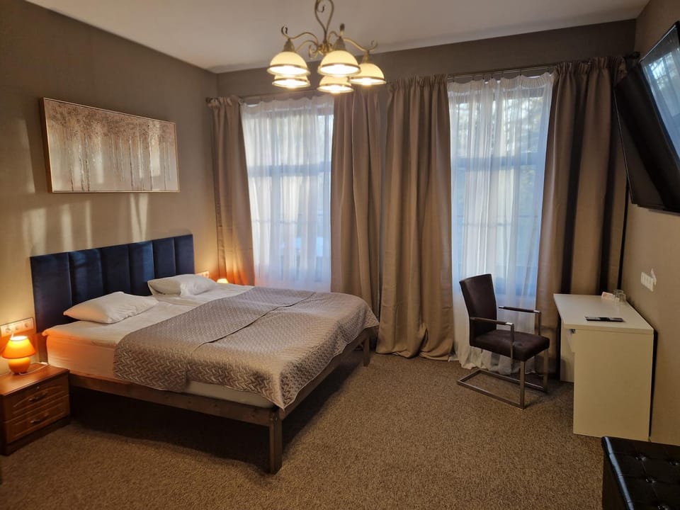 Bed, TV and multimedia, Photo of the whole room, Bedroom, hair dresser
