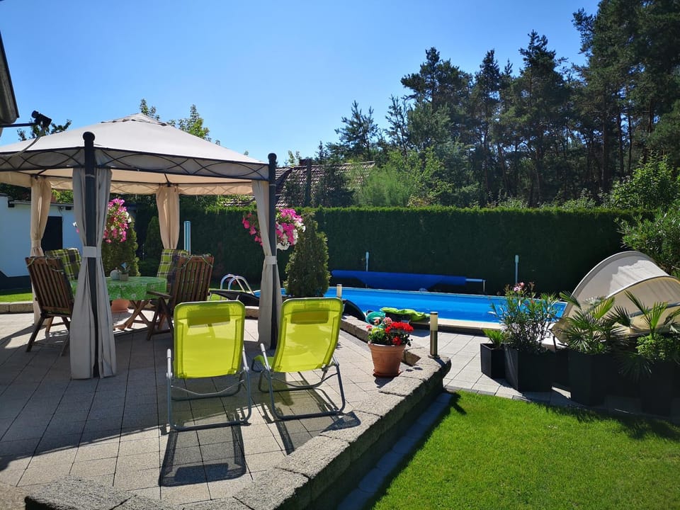Gästezimmer im bewohnten EFH mit Pool und Garten Vacation rental in Poland