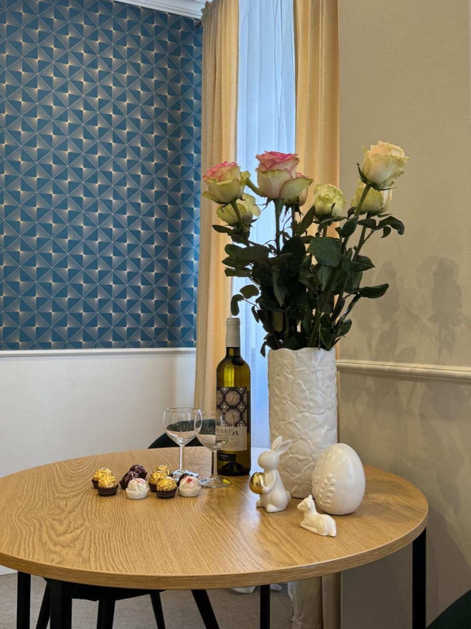 Spring, Photo of the whole room