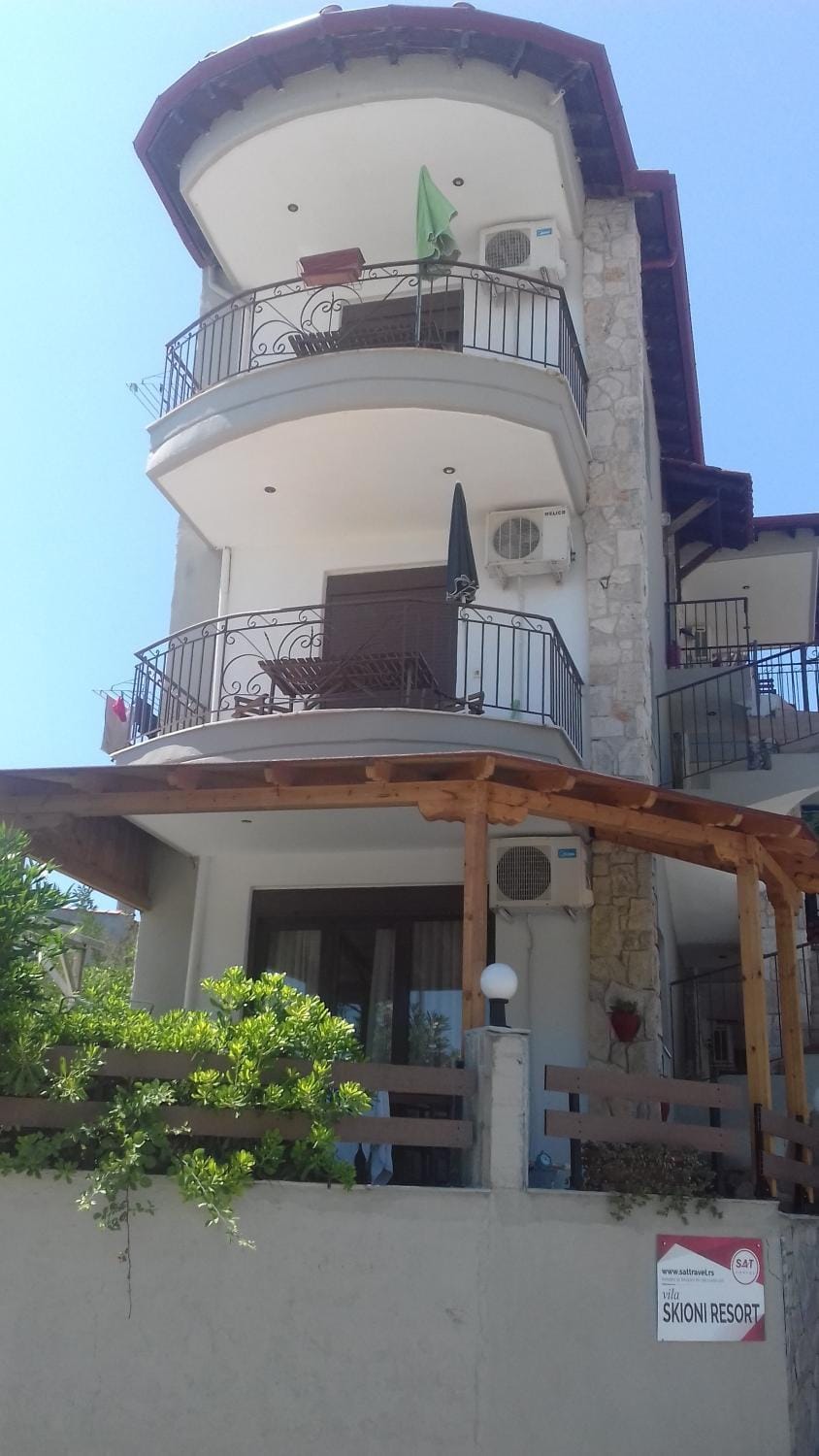Facade/entrance