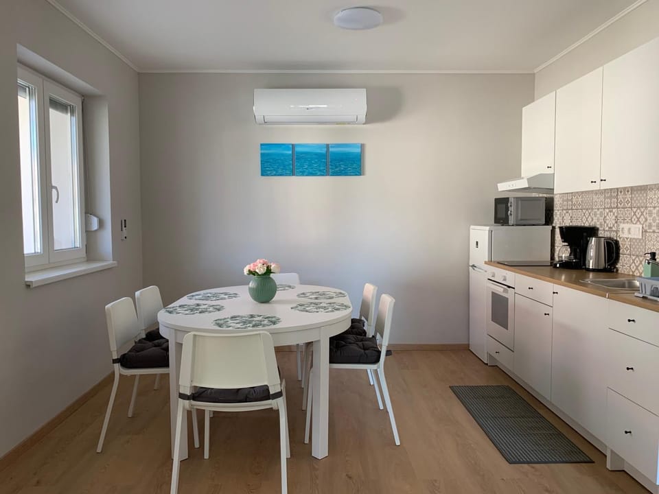 Coffee/tea facilities, Kitchen or kitchenette, Dining area