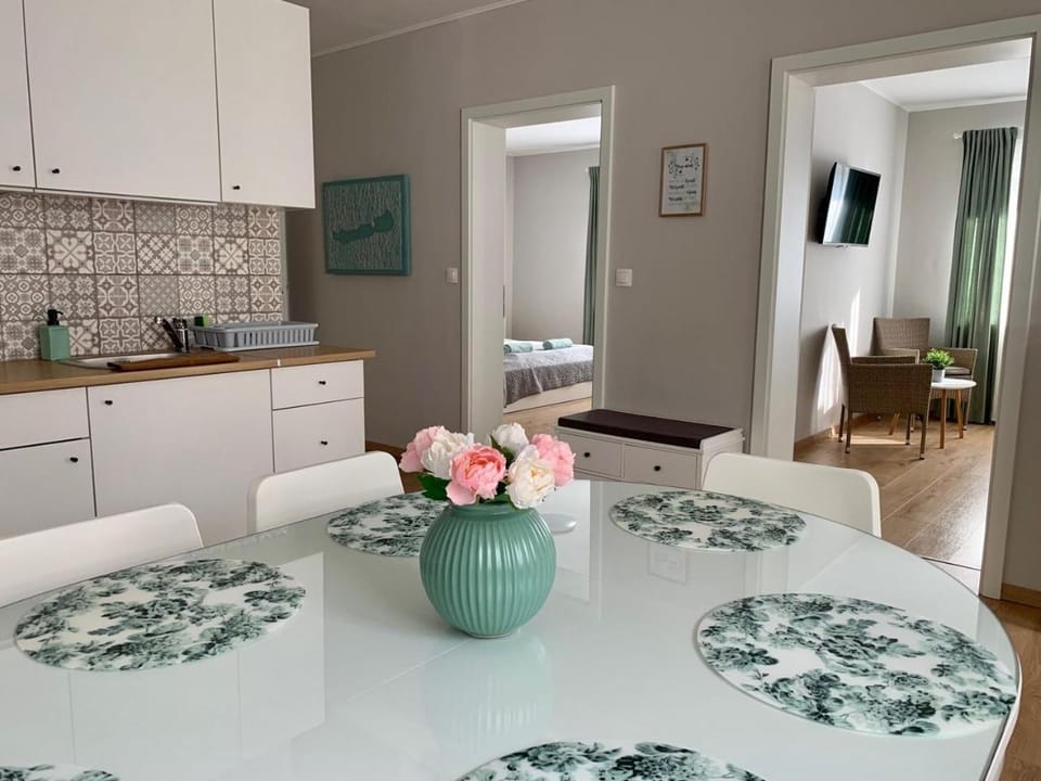 Dining area, kitchen