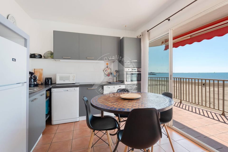 AS18069 - P3 Vue Mer exceptionnelle , sur la plage à 2 pas du Centre Ville Apartment in Le Grau-du-Roi