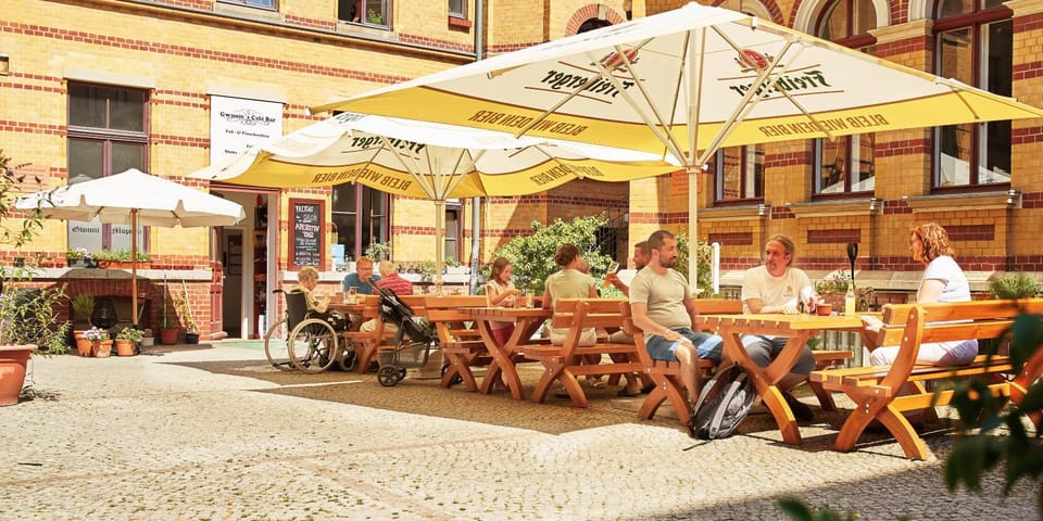 Property building, Patio, Restaurant/places to eat, Seating area