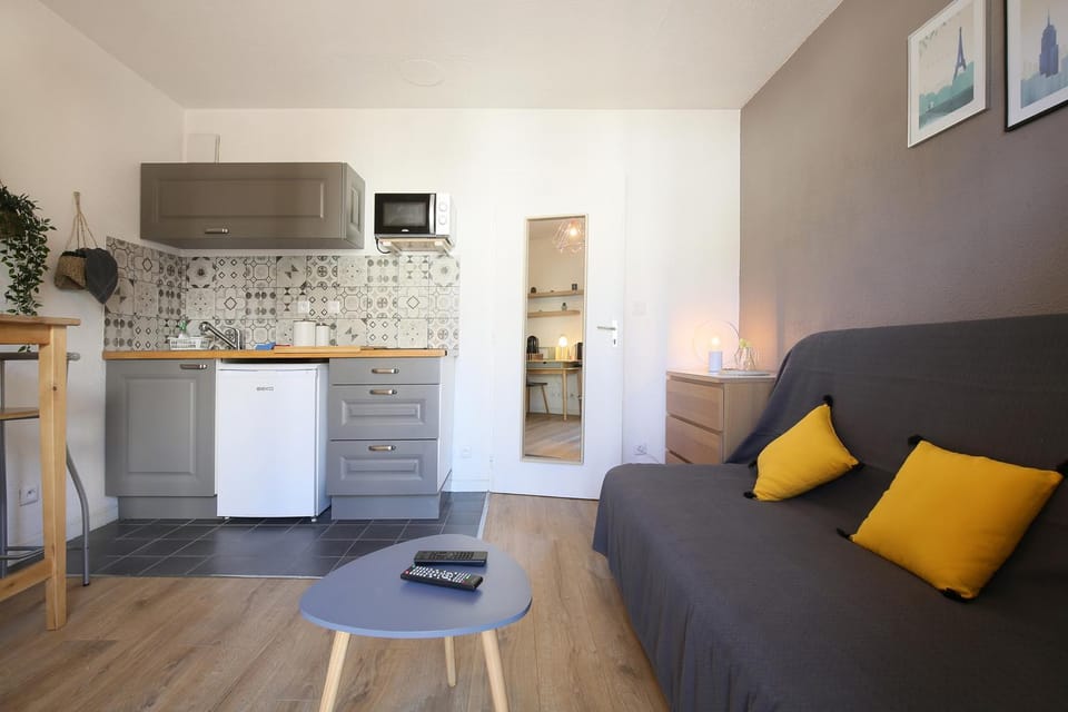 Kitchen or kitchenette, Living room, Seating area