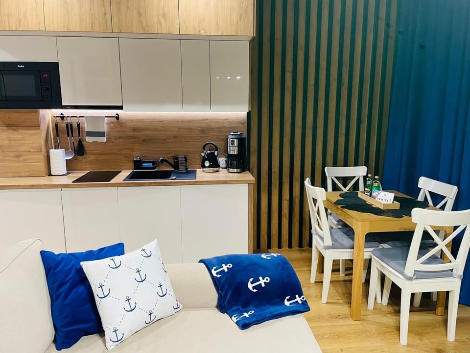 Coffee/tea facilities, Kitchen or kitchenette, Living room, Seating area, toaster