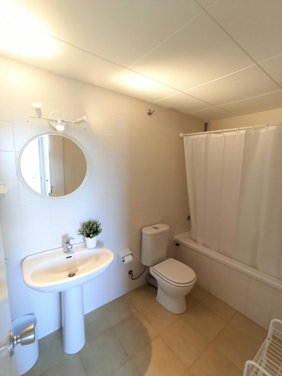 Bathroom, Photo of the whole room, Decorative detail, Bath