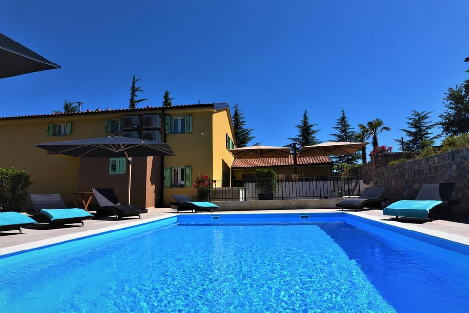 Property building, Patio, Day, Garden, Pool view, Swimming pool, sunbed