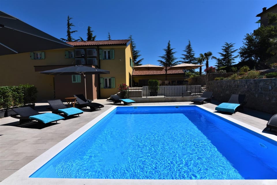 Property building, Day, Pool view, Swimming pool, sunbed