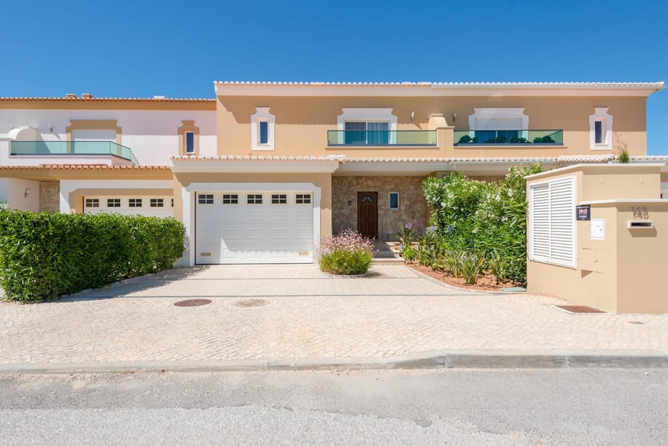 Property building, Facade/entrance, Off site
