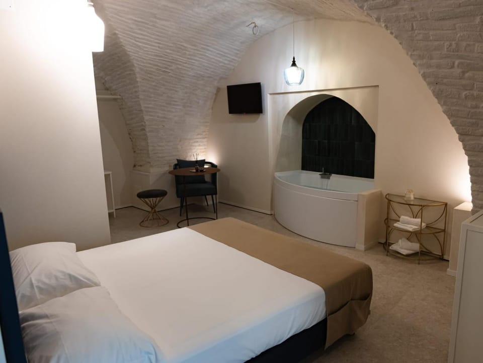 Bed, TV and multimedia, Photo of the whole room, Bedroom