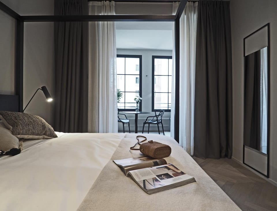 Photo of the whole room, Bedroom