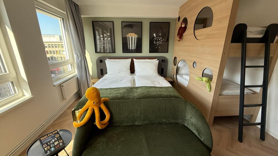 Bed, Photo of the whole room, bunk bed, Family