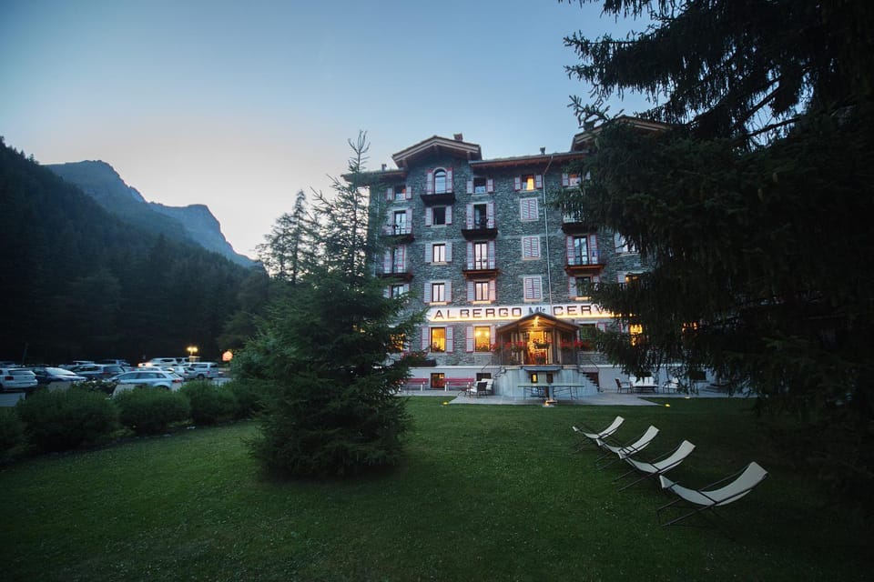 Property building, Garden, Balcony/Terrace, Mountain view, Location