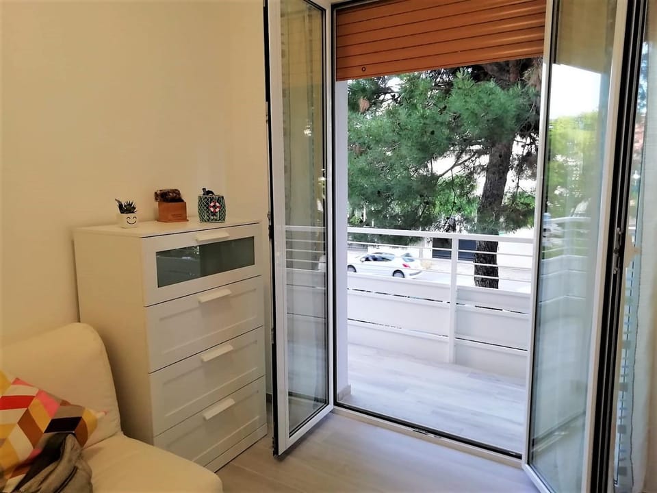 Property building, Balcony/Terrace, Bedroom